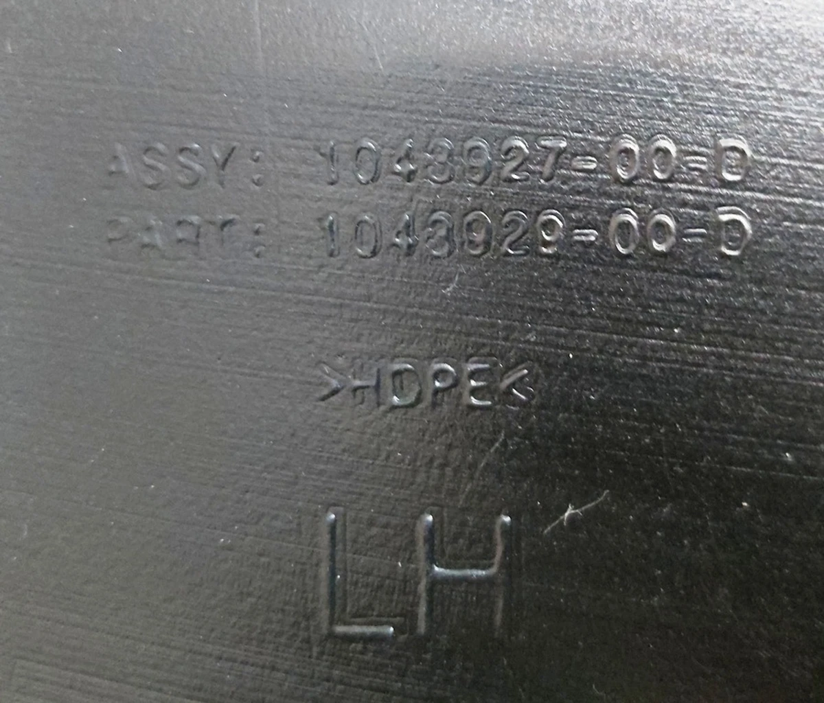 11 Повітропровід протитуманної фари лівий у зборі Tesla Model X 1043927