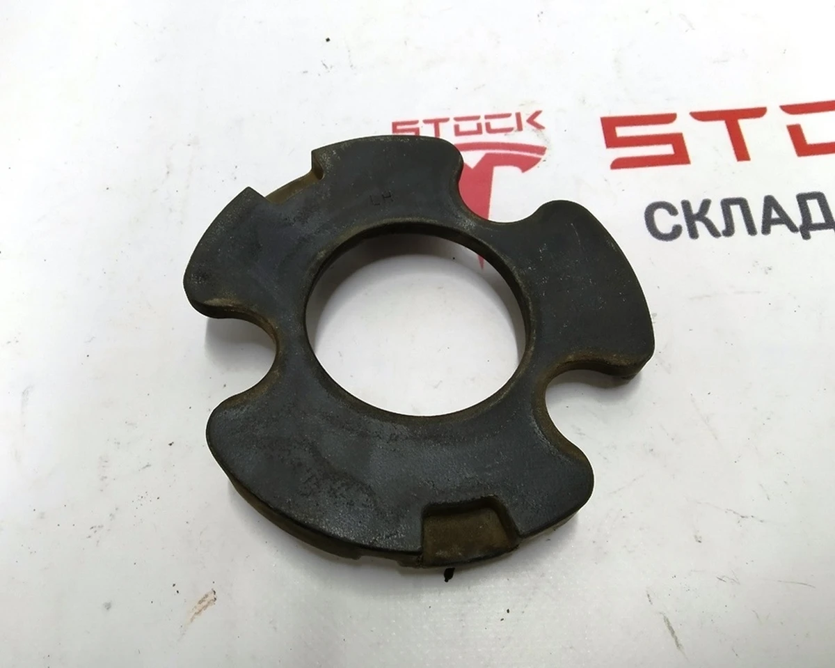 3 Накладка резиновая стакана опорного левого Tesla Model 3, Model Y 1044031-00-B