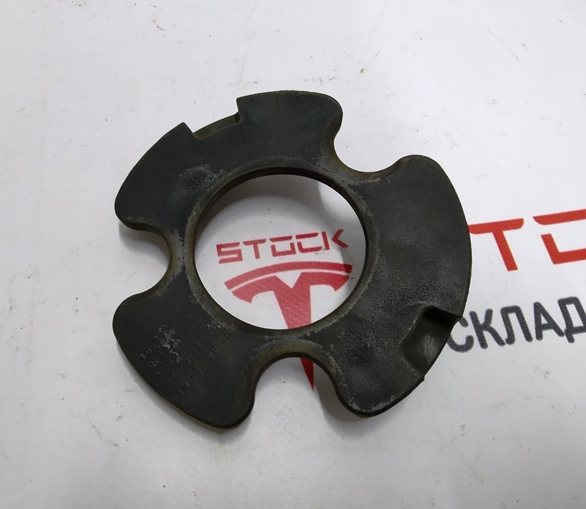 3 Накладка резиновая стакана опорного правого Tesla Model 3, Model Y 1044036-00-B