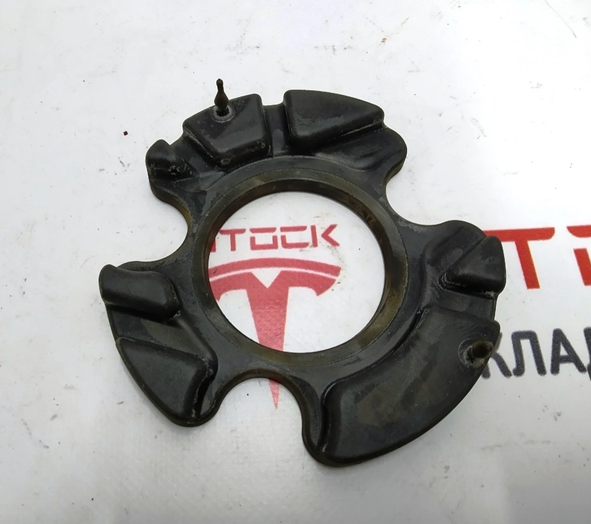 3 Накладка резиновая стакана опорного правого Tesla Model 3, Model Y 1044036-00-B