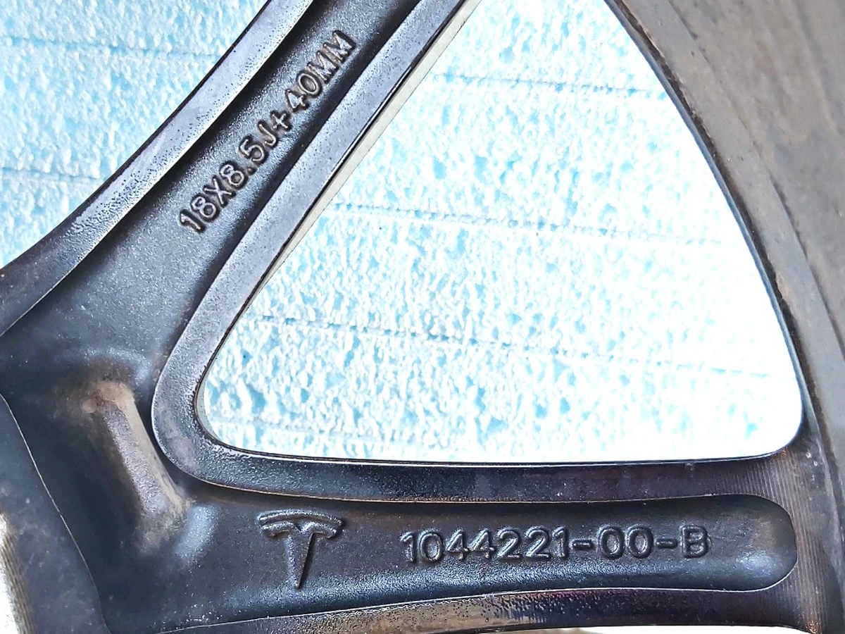 1 Wheel assembly with damage (rim 18 * 8.5J AERO tire Michelin Primacy 235/45 R18 TPMS sensor protector 2,54 mm) Tesla model 3 1234221-00-C