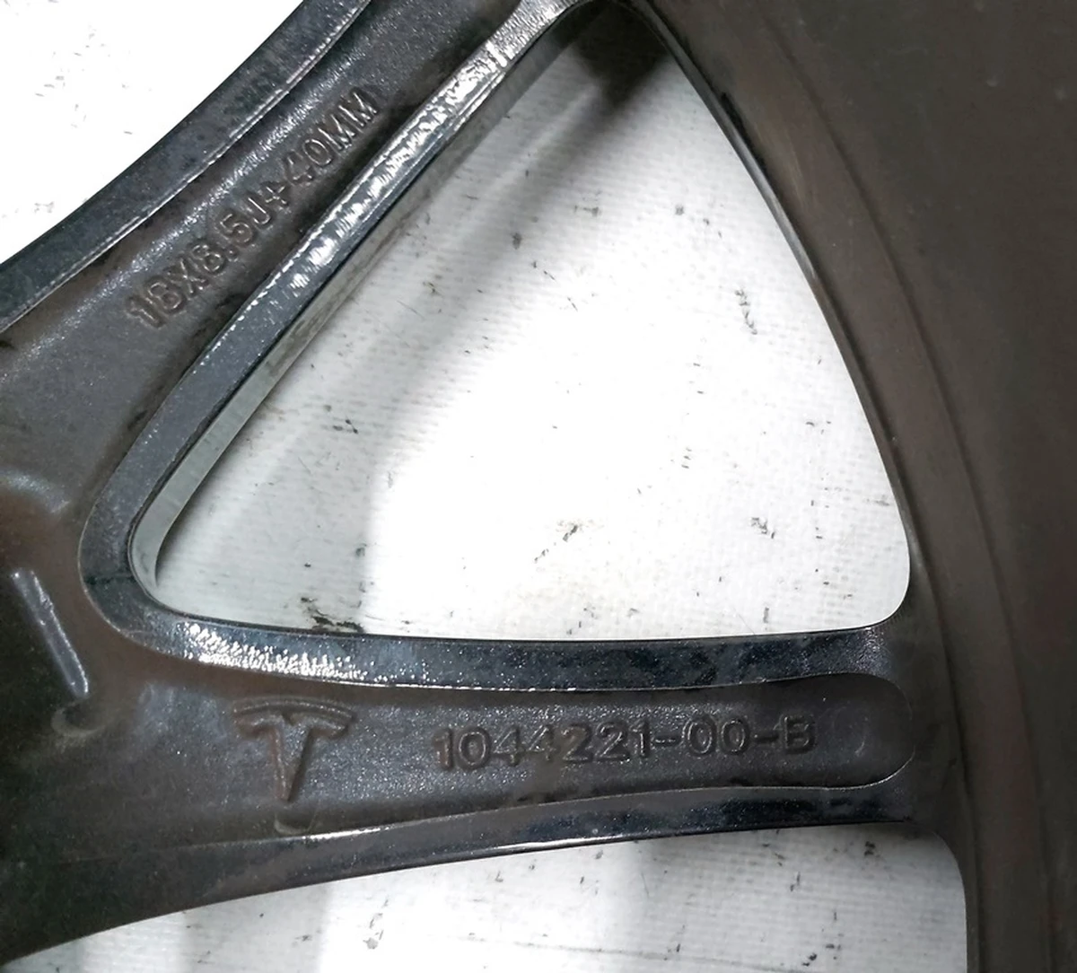 1 Диск колесный 18X8.5J ET40 AERO с повреждением Tesla model 3 1234221-00-C