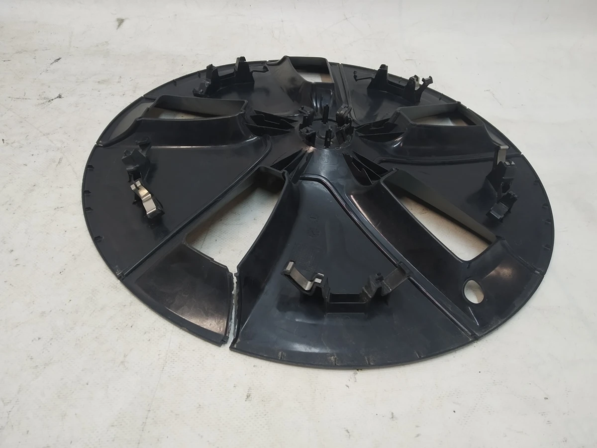 11 18 INCH AERO WHEEL CAP damaged second hand Tesla model 3 1044271-00-C