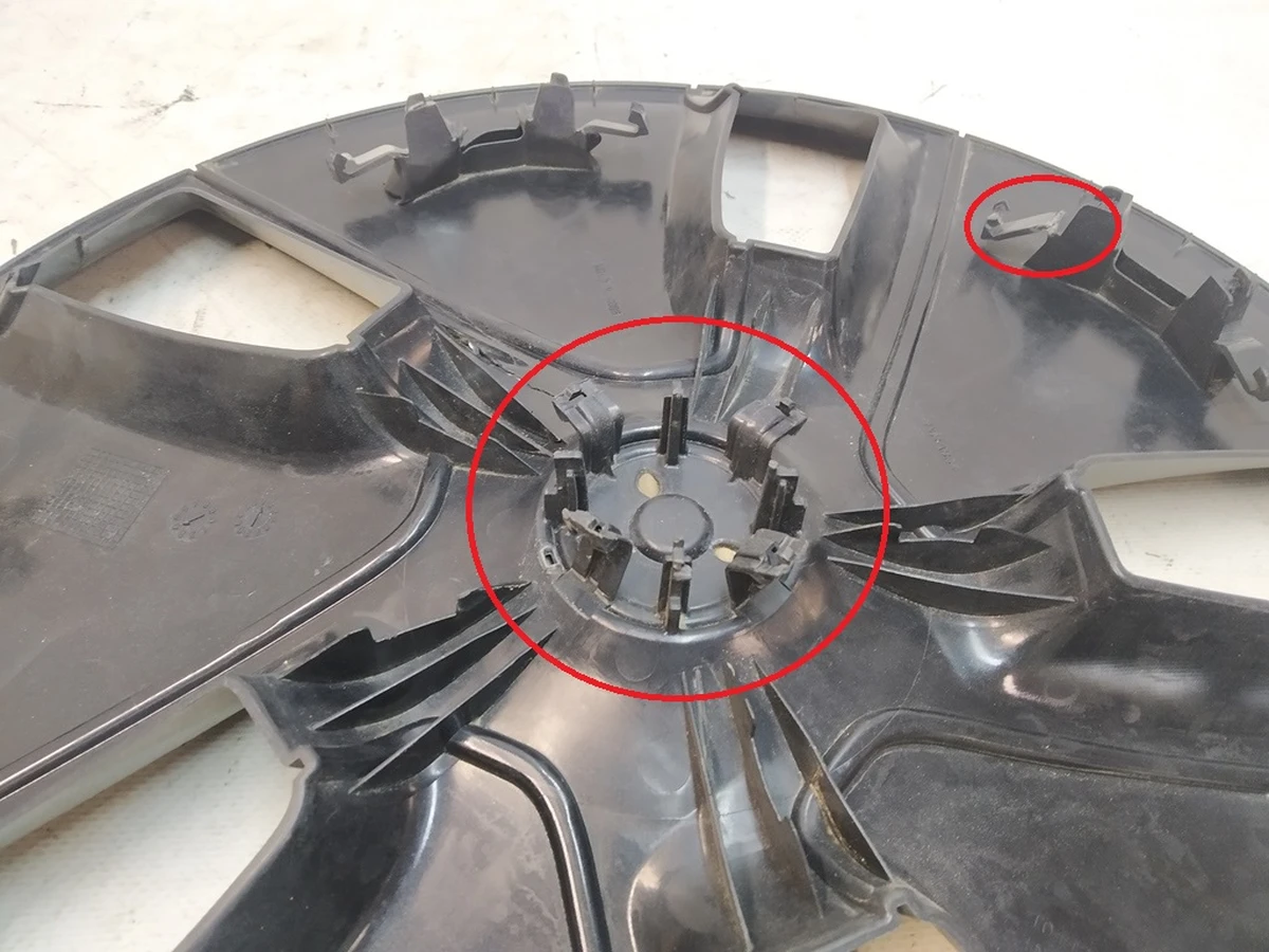 11 18 INCH AERO WHEEL CAP damaged second hand Tesla model 3 1044271-00-C