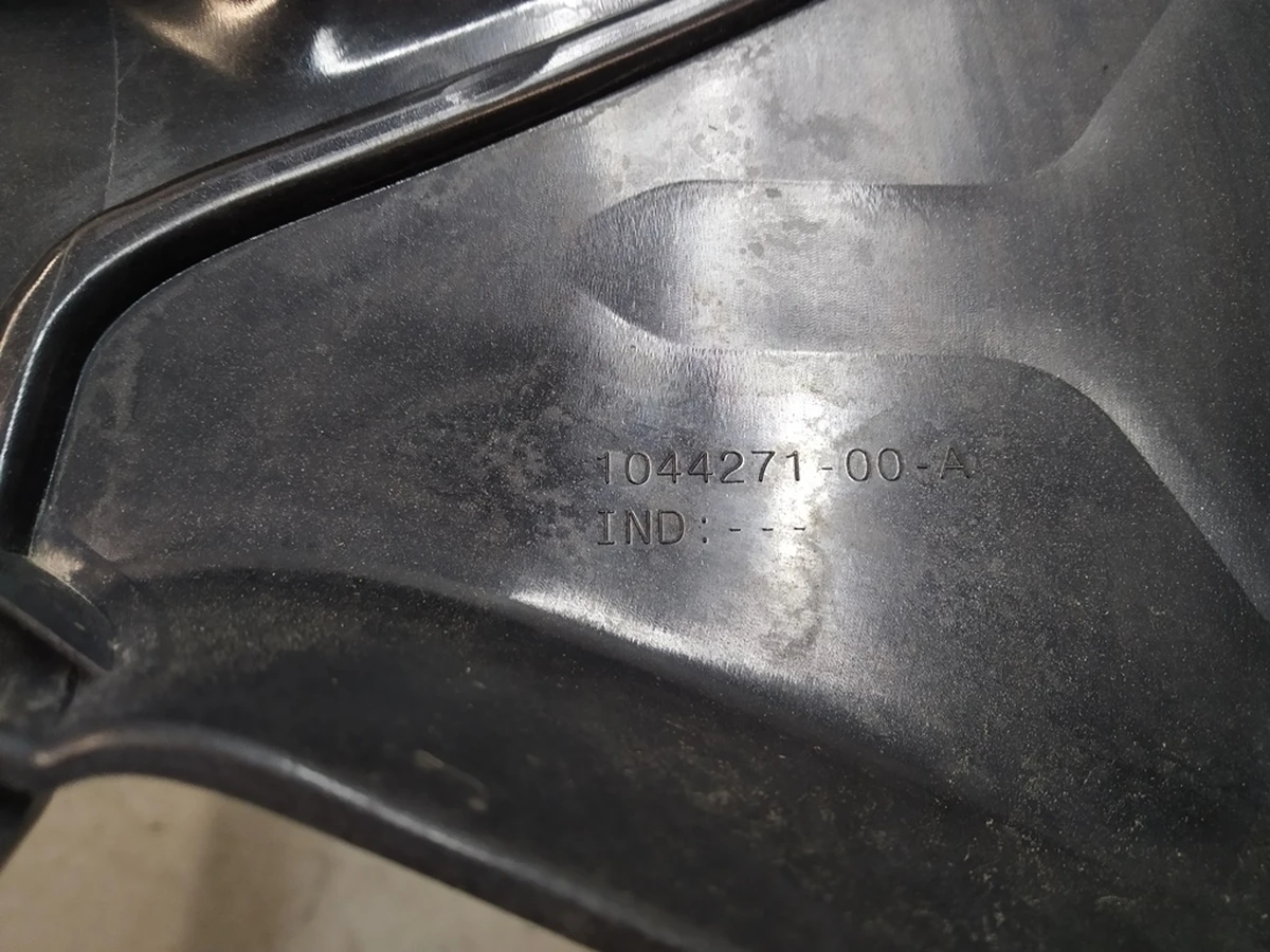 11 18 INCH AERO WHEEL CAP damaged second hand Tesla model 3 1044271-00-C