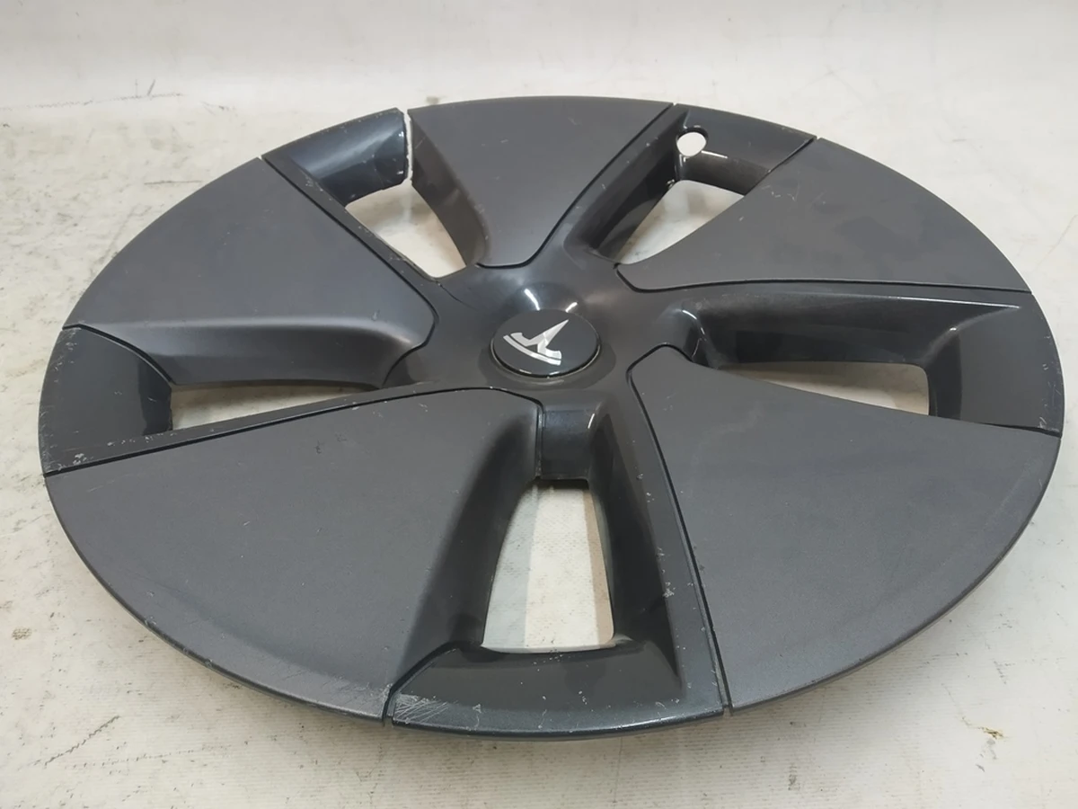 11 18 INCH AERO WHEEL CAP damaged second hand Tesla model 3 1044271-00-C