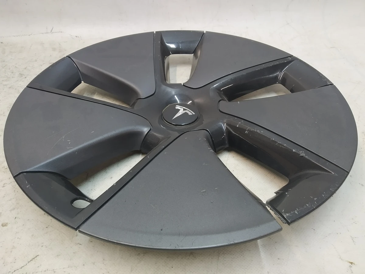11 18 INCH AERO WHEEL CAP damaged second hand Tesla model 3 1044271-00-C