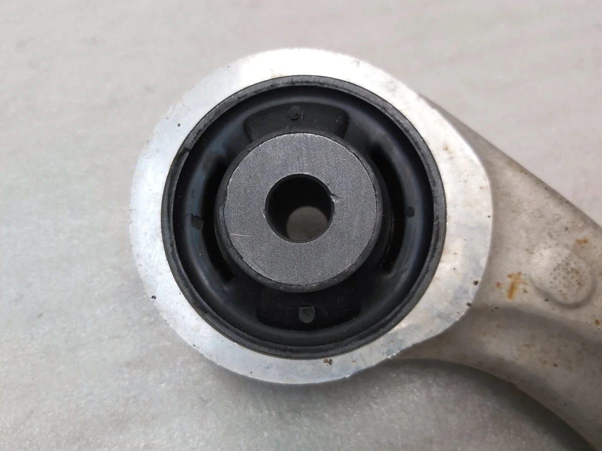 1 Важіль передній нижній лівий (банан) Tesla model 3, model Y 1044354-00-A