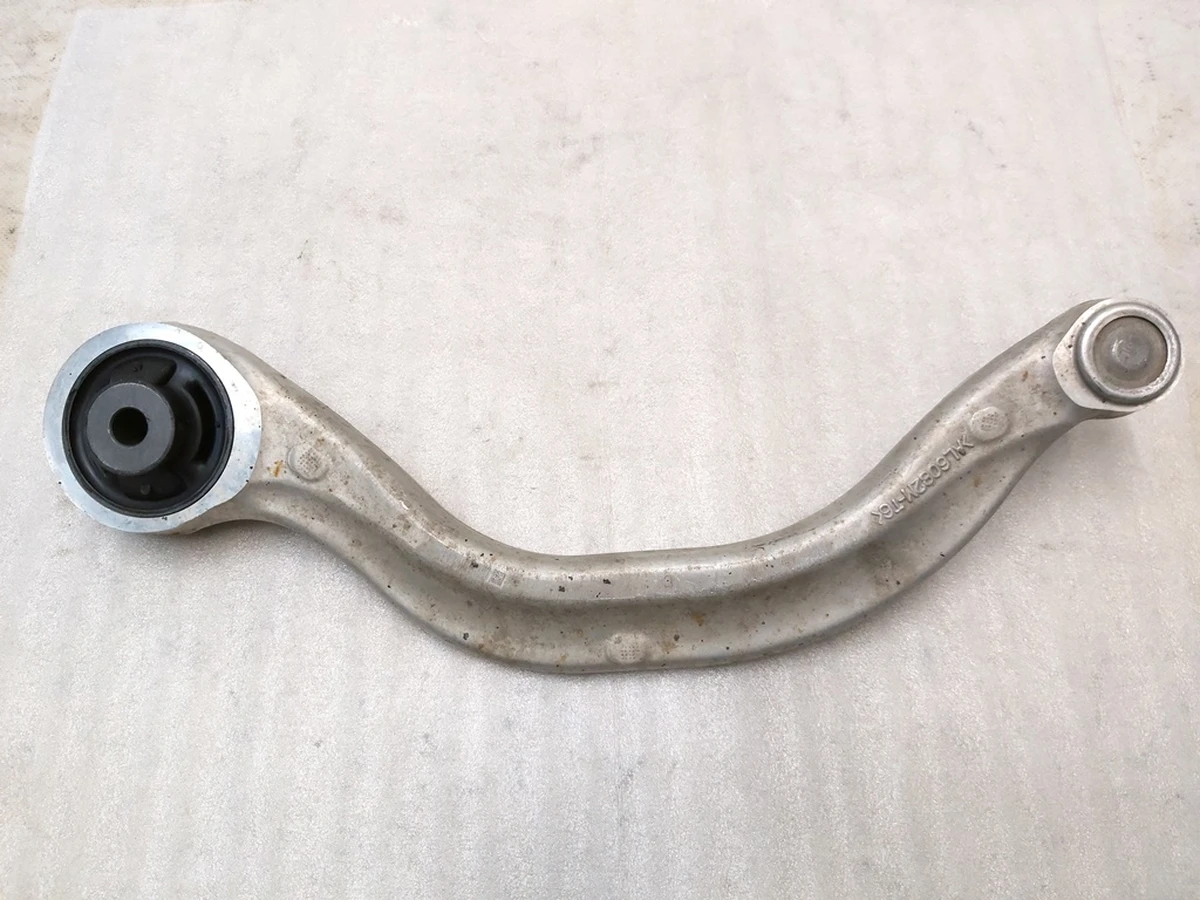 1 Важіль передній нижній лівий (банан) Tesla model 3, model Y 1044354-00-A