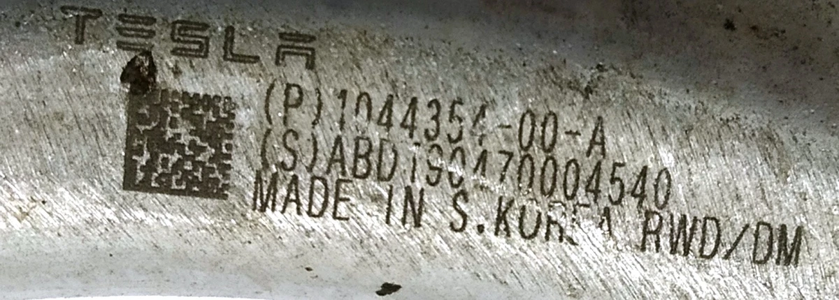 1 Важіль передній нижній лівий (банан) з пошкодженням (надірваний сайлентблок) Tesla model 3, model Y 1044354-00-A