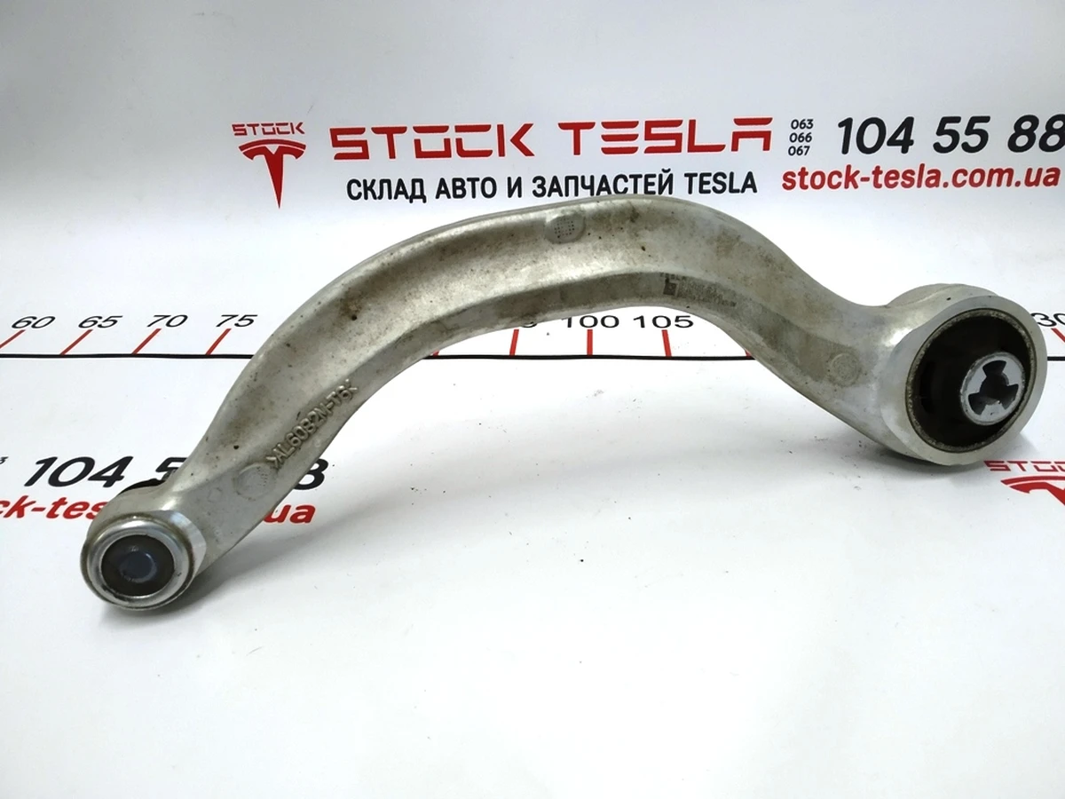 1 Важіль передній нижній лівий (банан) з пошкодженням (надірваний сайлентблок) Tesla model 3, model Y 1044354-00-A