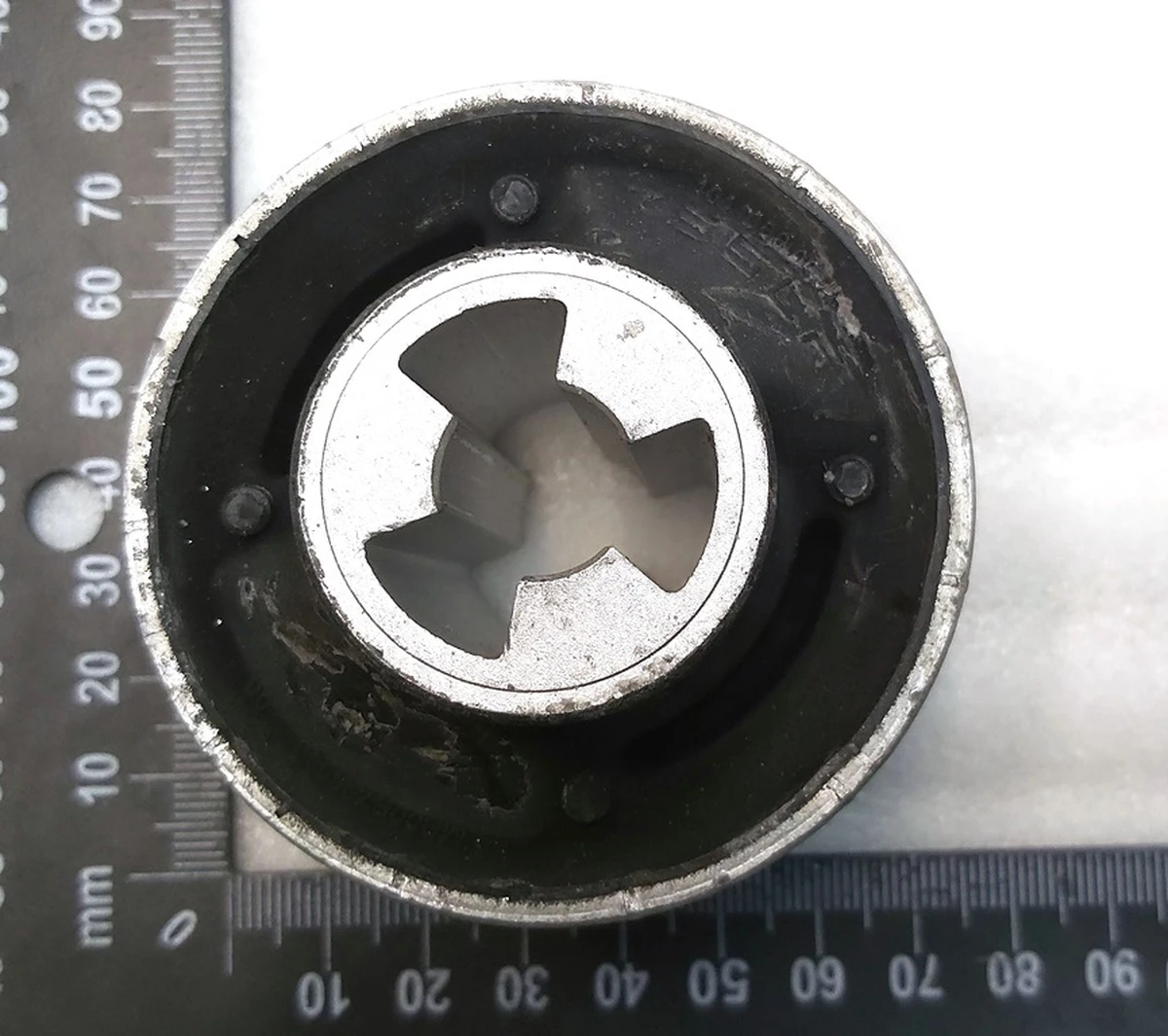 Сайлентблок рычага переднего нижнего поперечного (банана) 70mm Tesla model 3, model Y 1044354-1044359