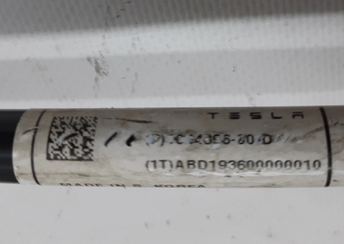 3 Стійка стабілізатора переднього права Tesla model 3 1044396-00-D