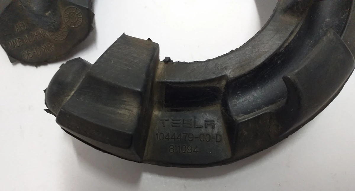 Манжет нижній (гумовий) пружини задньої Tesla Model 3, Model 3 Jan 2024, Model Y 1044479-00-E