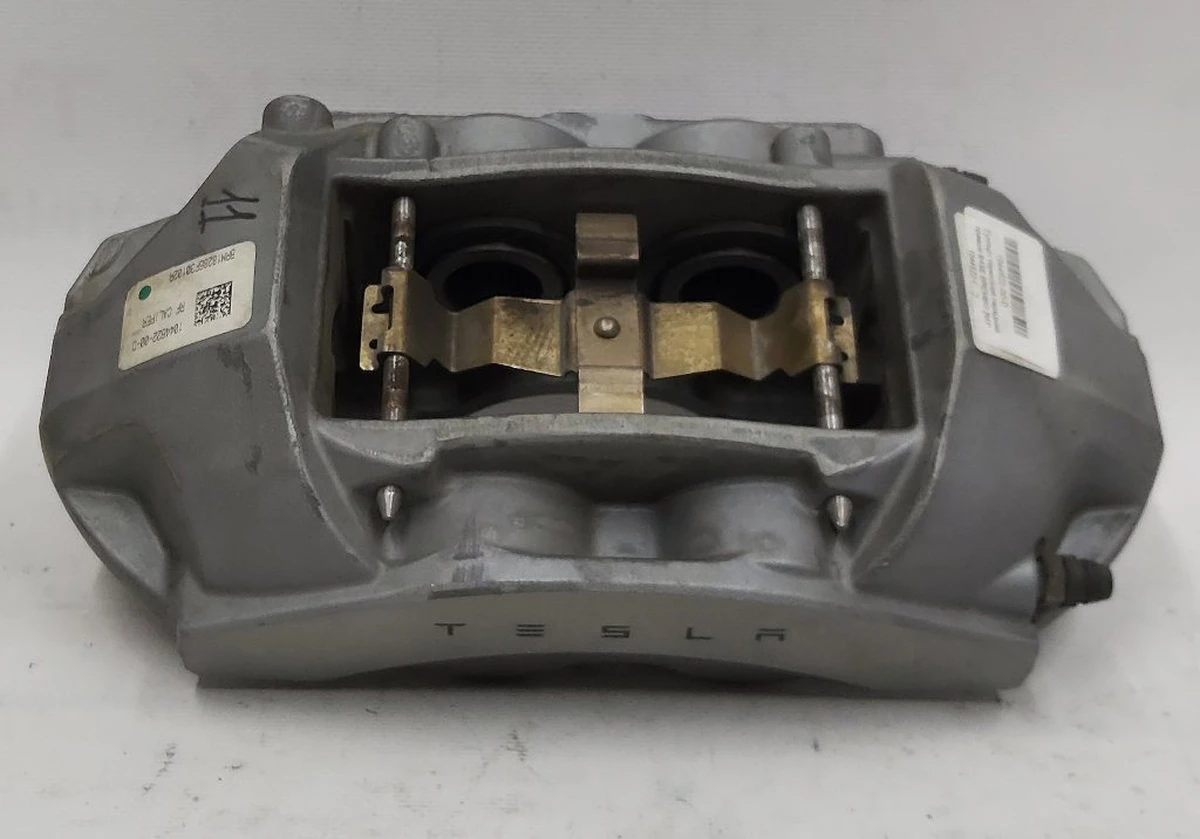 5 Суппорт тормозной передний правый BASE BREMBO в комплекте с колодками Tesla Model 3 1044622-00-E