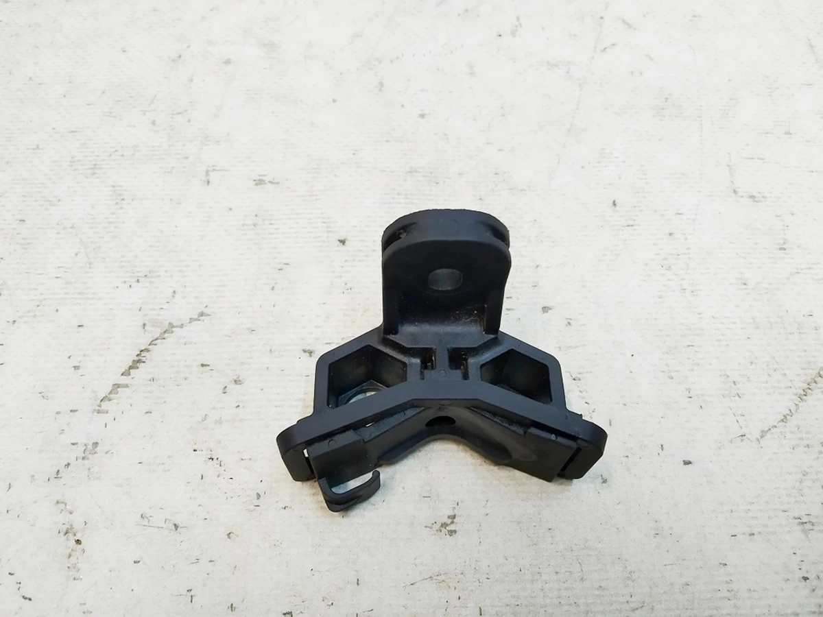 6 Кронштейн гальмівних трубок лівого порогу Tesla Model 3, Model 3 Jan 2024, Model Y 1044718-00-C