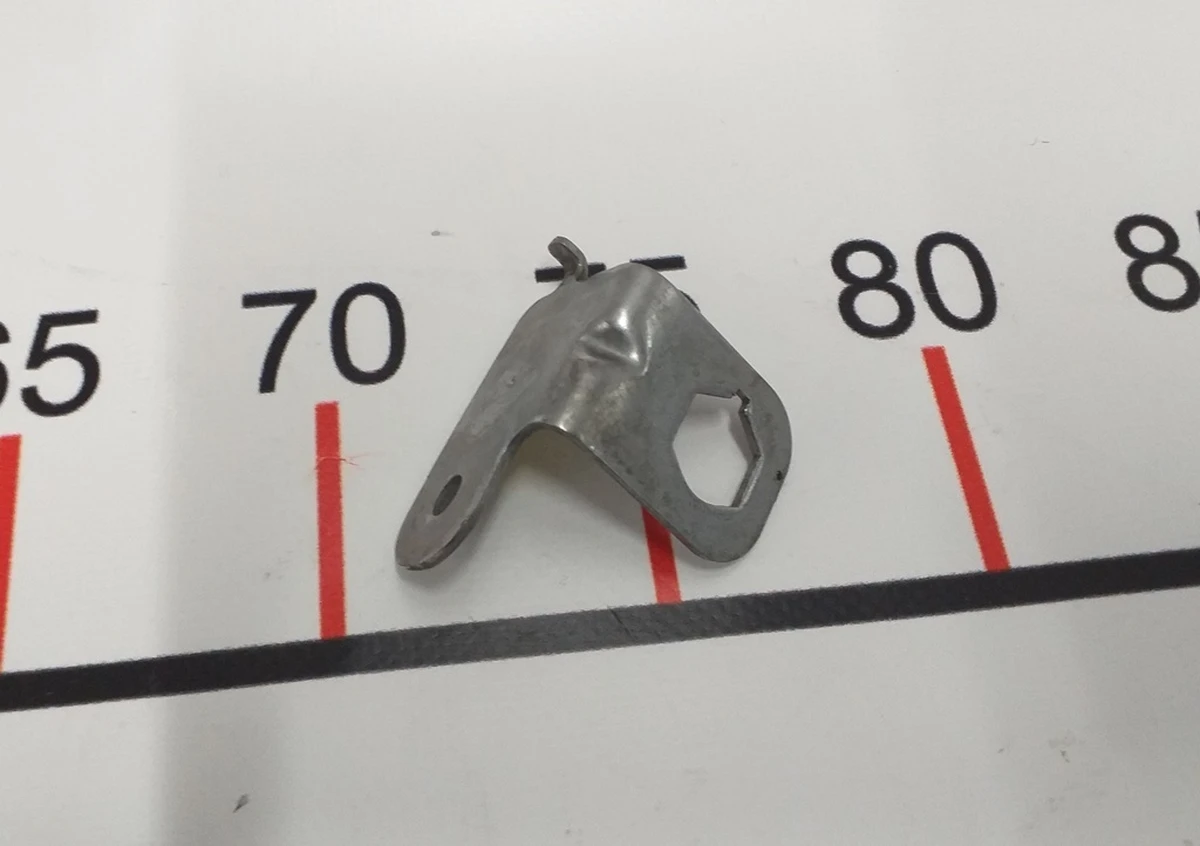 2 Кронштейн кріплення гальмівного шланга переднього правого Tesla model 3 1044722-00-D