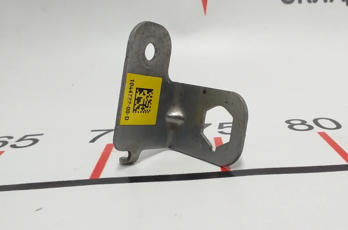 2 Кронштейн кріплення гальмівного шланга переднього правого Tesla model 3 1044722-00-D