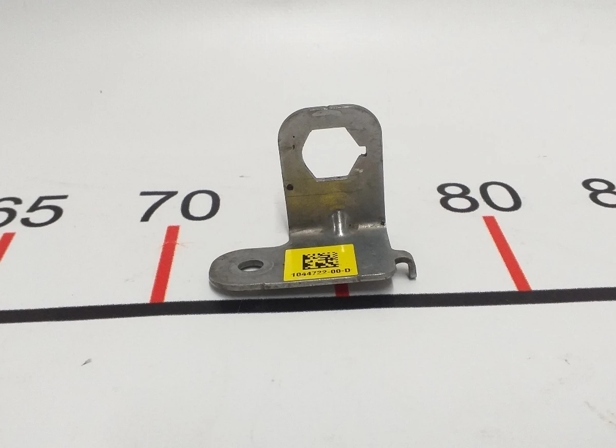 2 Кронштейн кріплення гальмівного шланга переднього правого Tesla model 3 1044722-00-D