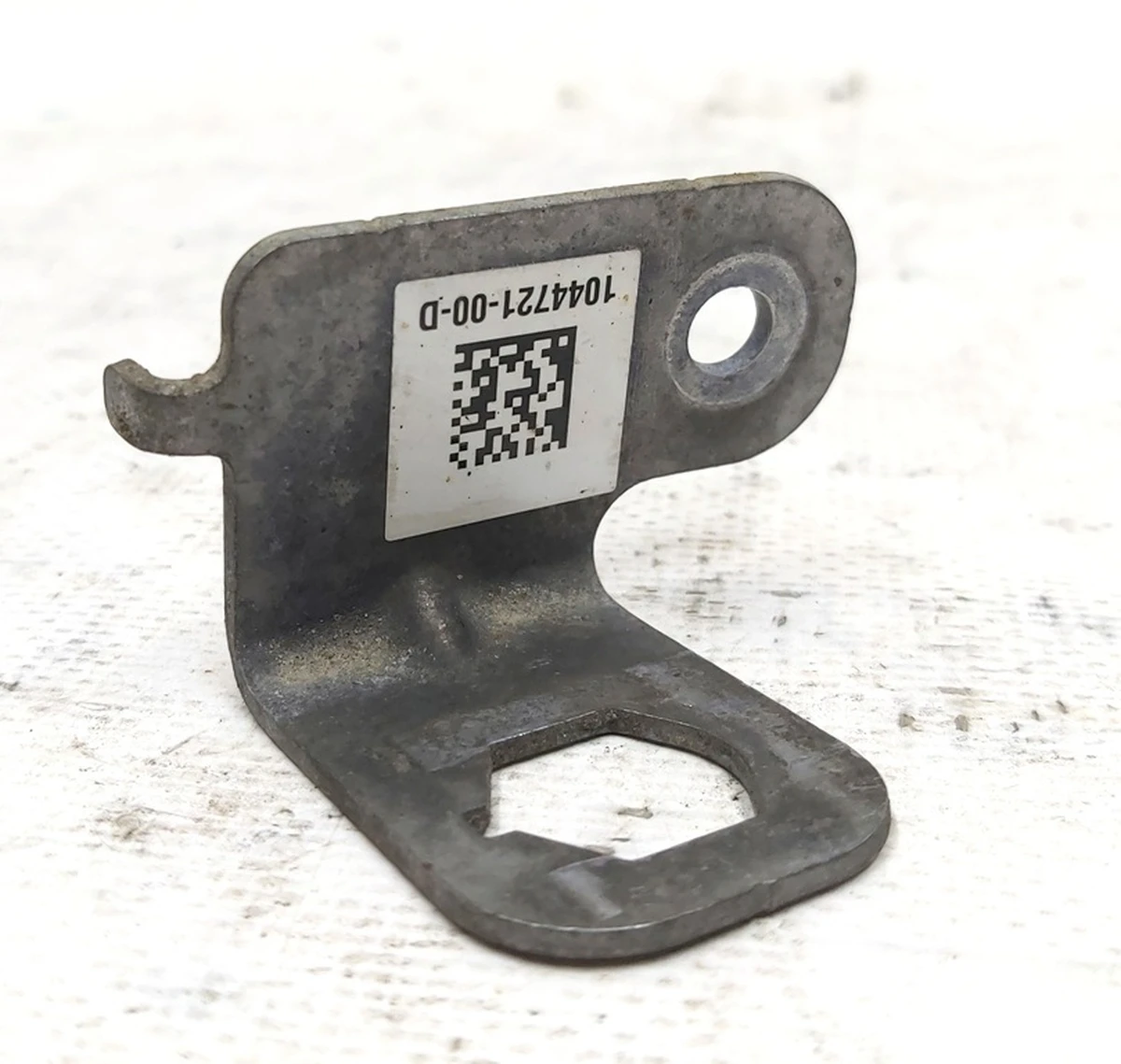 7 Кронштейн крепления тормозного шланга переднего правого левого Tesla model 3 1044729-00-A