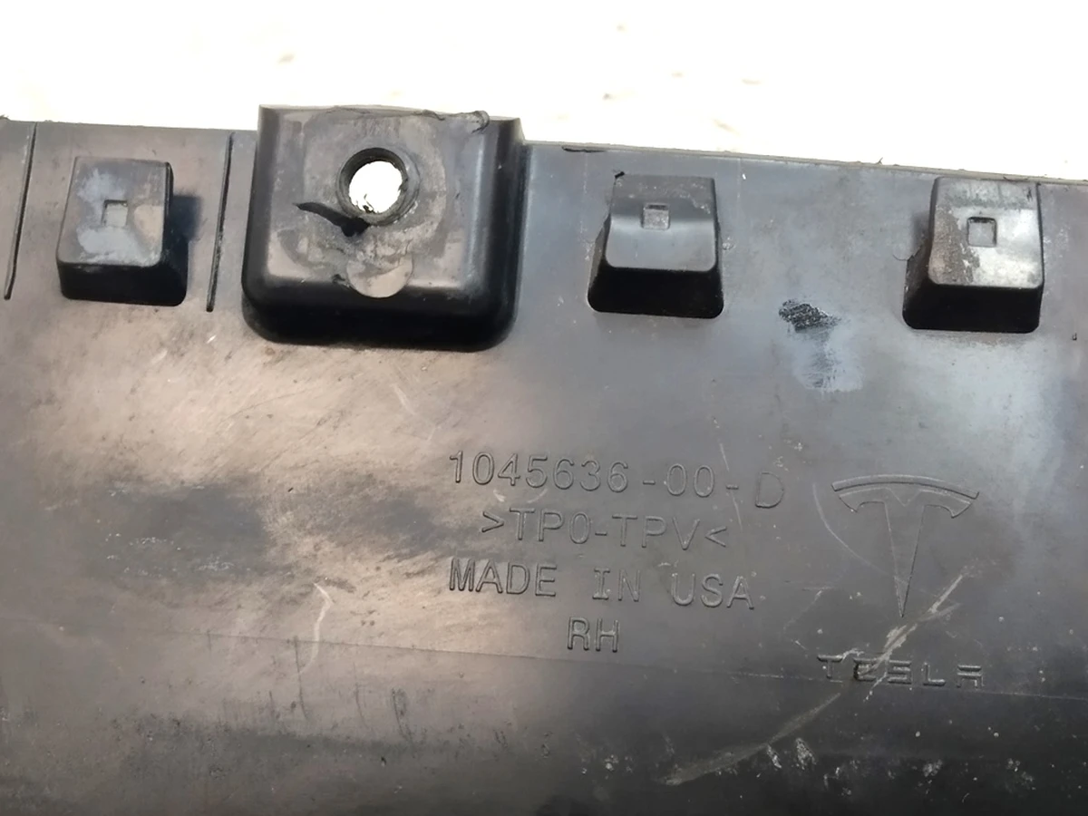 5 Заглушка накладки порога правий (пошкодження) Tesla Model X 1045636-00-D