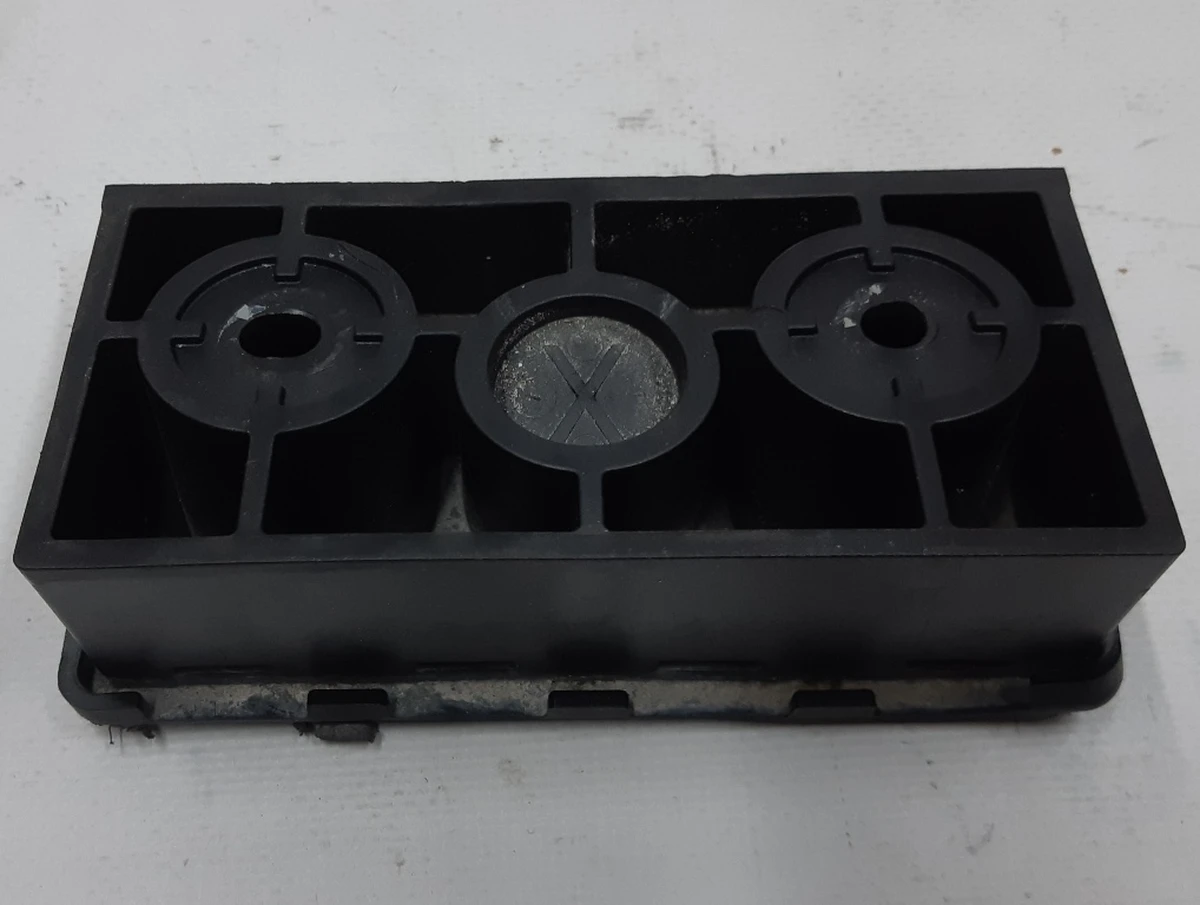 9 П'ята кузовна під домкрат із пошкодженням Tesla Model X 1045887-00-B