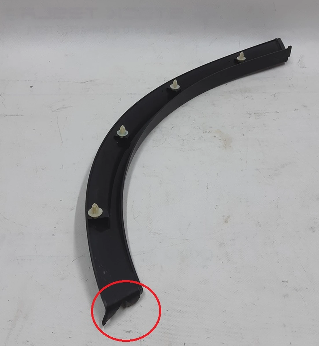 12 Декоративная накладка арки двери задней левой с повреждением без уплотнителя Tesla model X 1045890-00-E