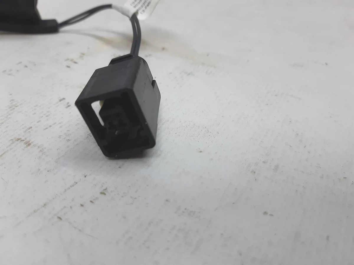 7 Датчик закрытия крышки багажника с уплотнителем Tesla model X 1046256-00-B