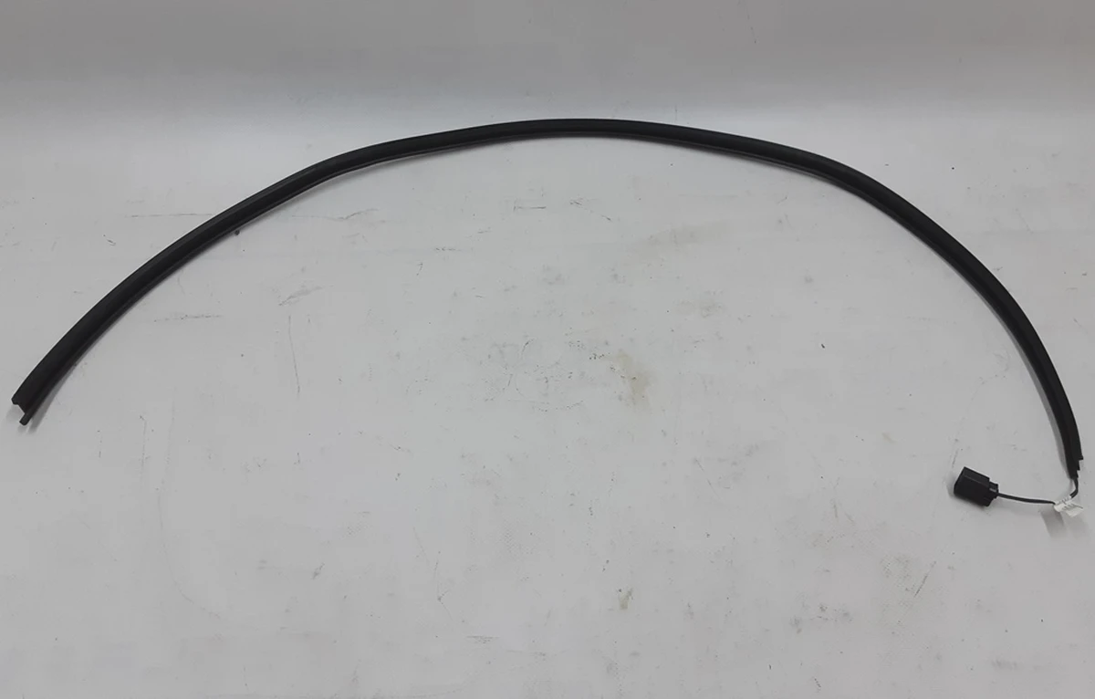 7 Датчик закрытия крышки багажника с уплотнителем Tesla model X 1046256-00-B