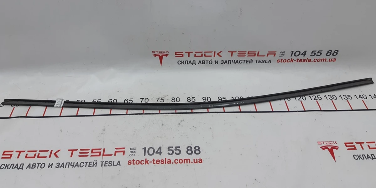 7 Уплотнитель датчика закрытия крышки багажника Tesla model X 1046256-00-B