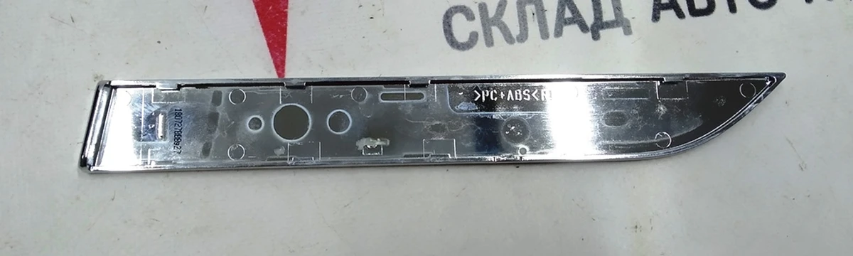 Накладка наружной ручки (хром) двери передней/задней правой Tesla model X 1046560-00-B