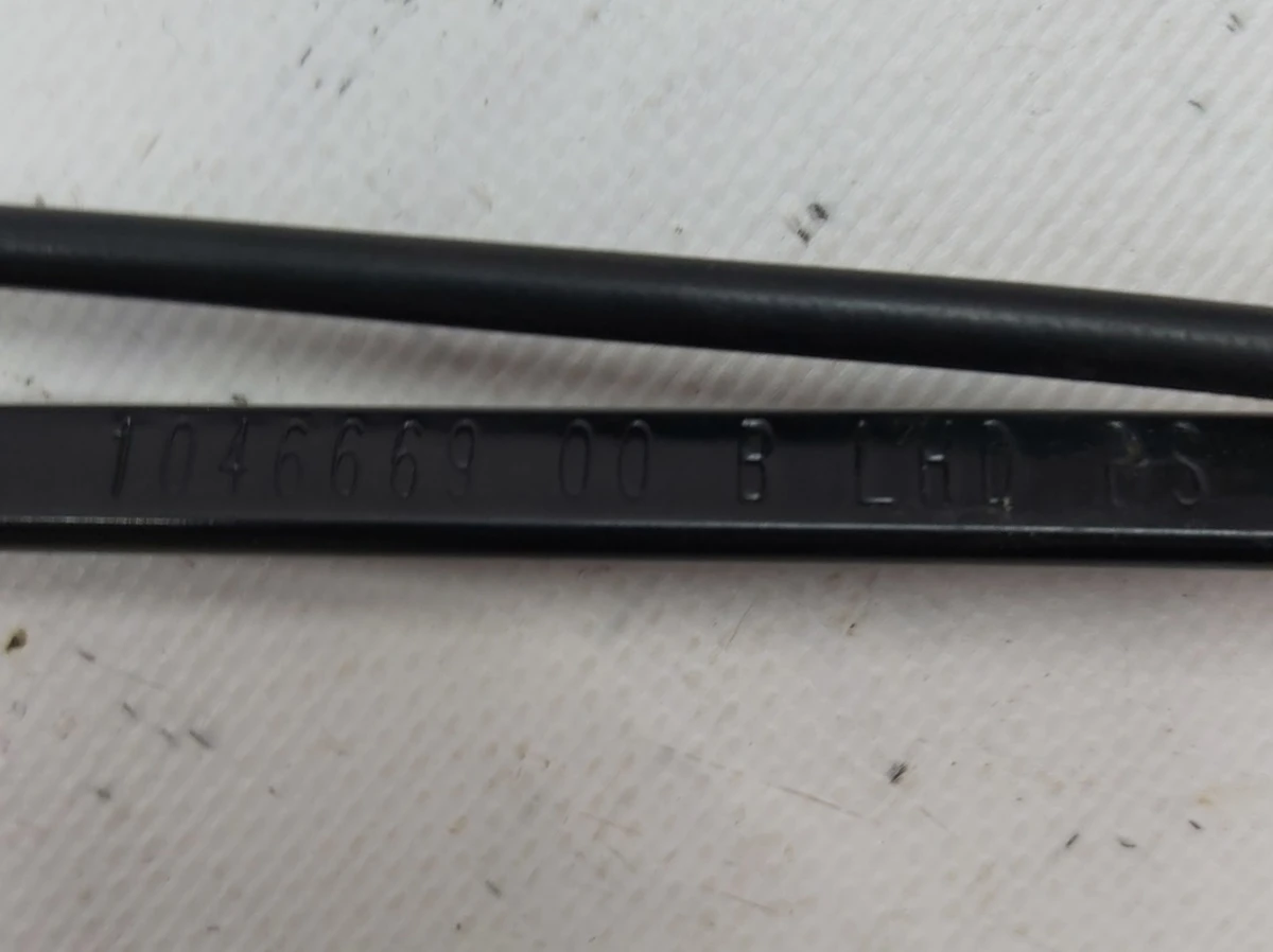 3 Важіль склоочисника лівий з магістраллю склоомивача та перехідником у зборі Tesla model X 1046669-00-D