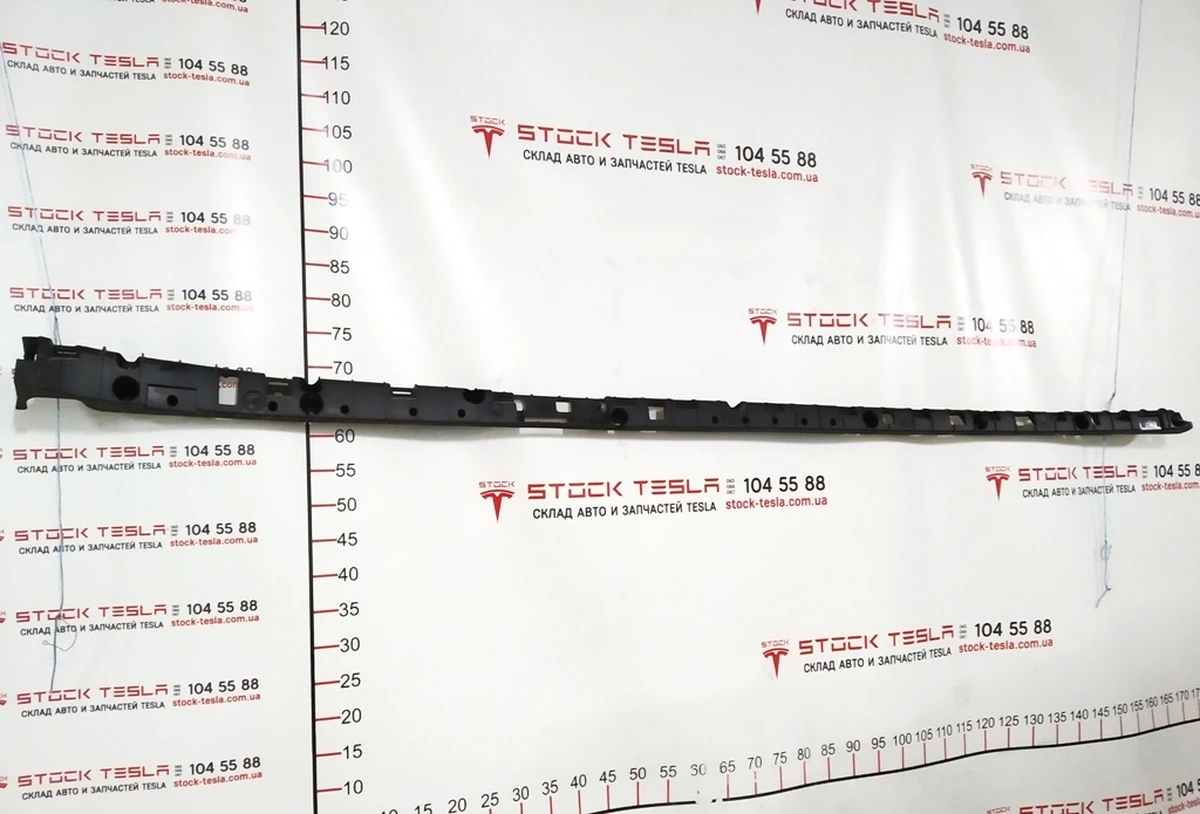 Кронштейн накладки порога правой рокерной панели с повреждением Tesla model X 1046691-00-B