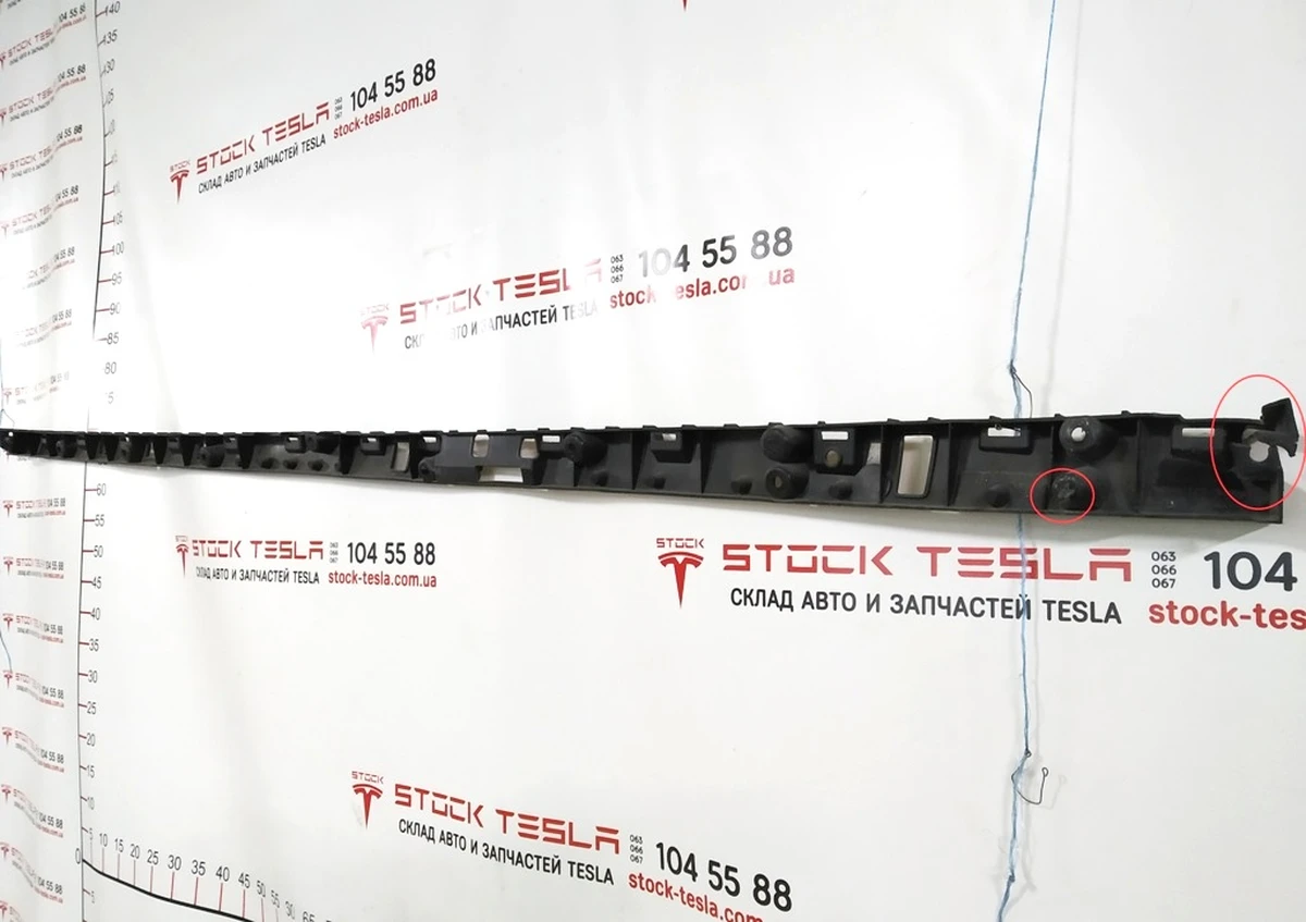 Кронштейн накладки порога правой рокерной панели с повреждением Tesla model X 1046691-00-B