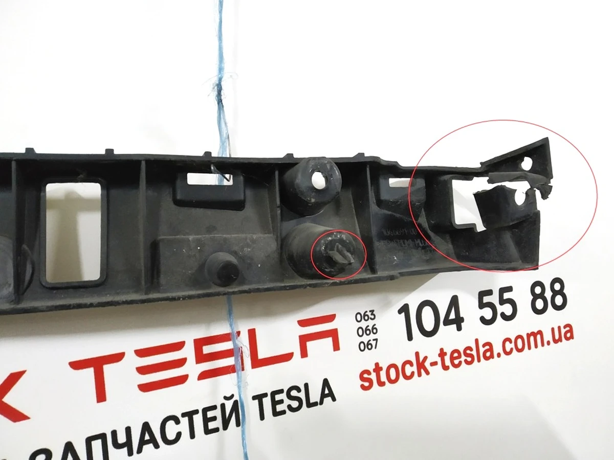 Кронштейн накладки порога правой рокерной панели с повреждением Tesla model X 1046691-00-B