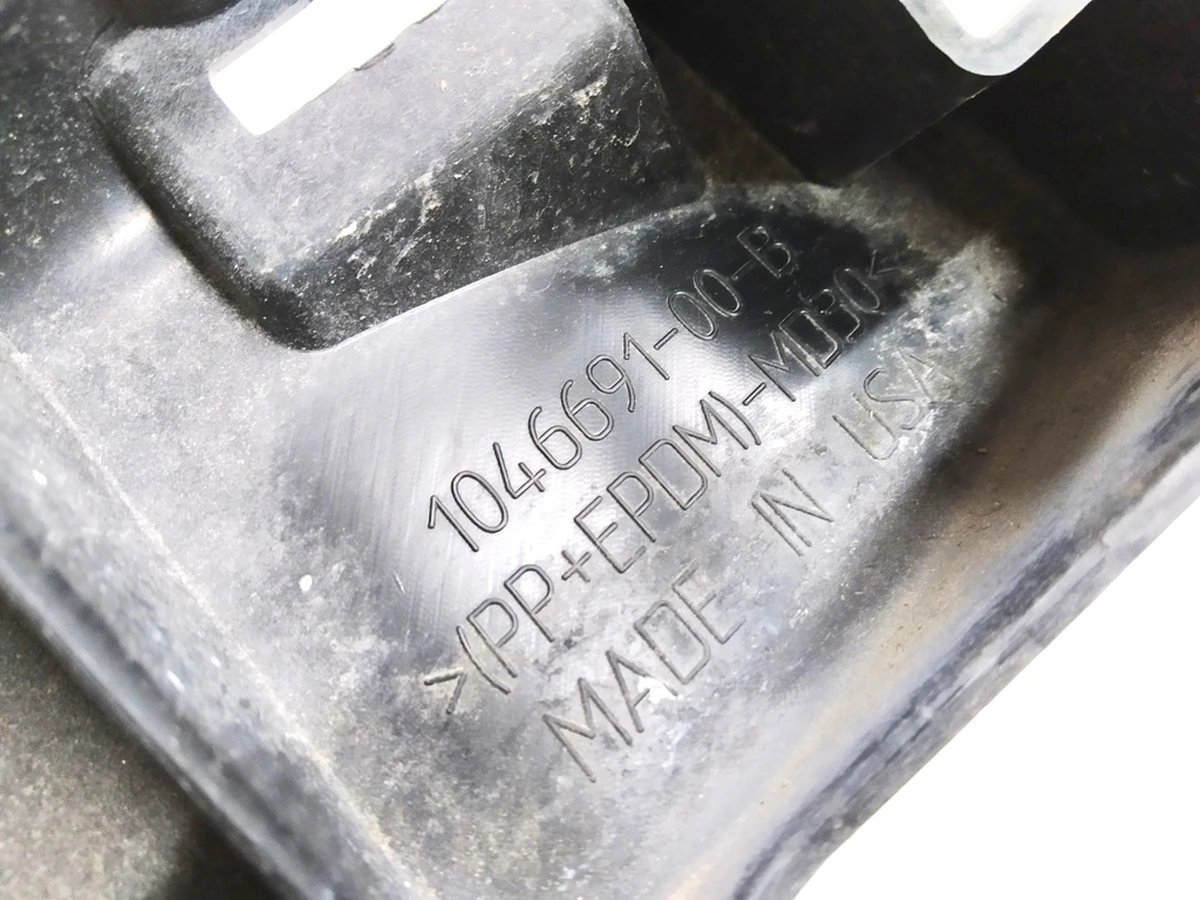 Кронштейн накладки порога правой рокерной панели с повреждением Tesla model X 1046691-00-B