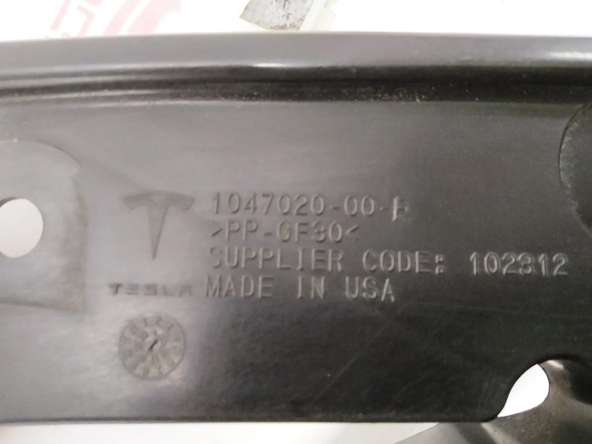 1 Кронштейн верхний передний гриля Tesla model X 1047020-00-F