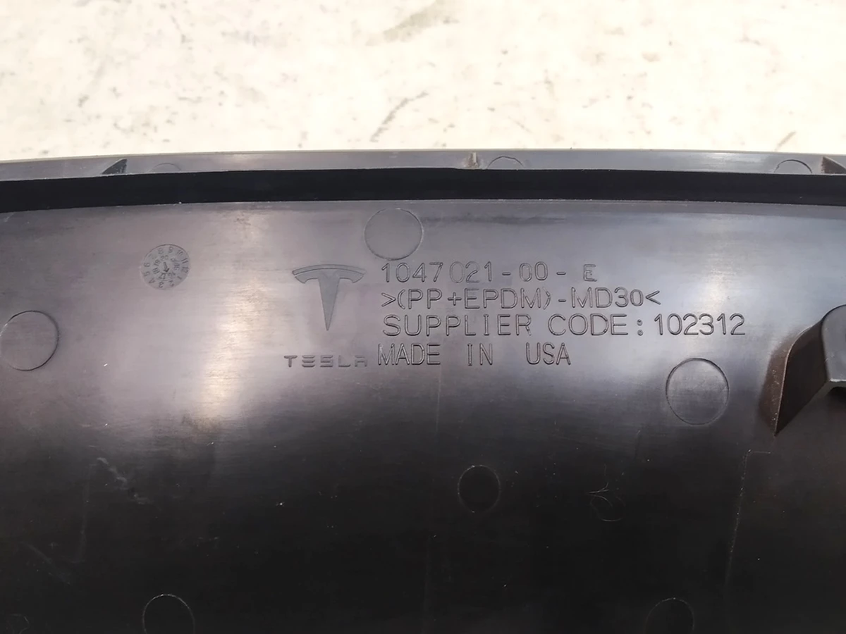 2 Накладка гриля бампера переднього верхня (з пошкодженням) Tesla model X 1047021-00-E