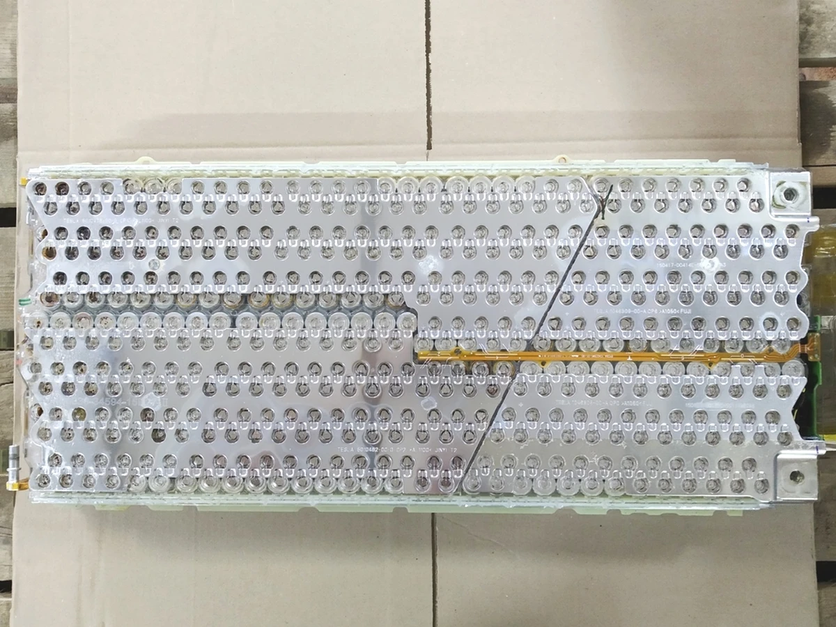 Main battery module (large traces of oxidation) Tesla model S 1047040-00-A