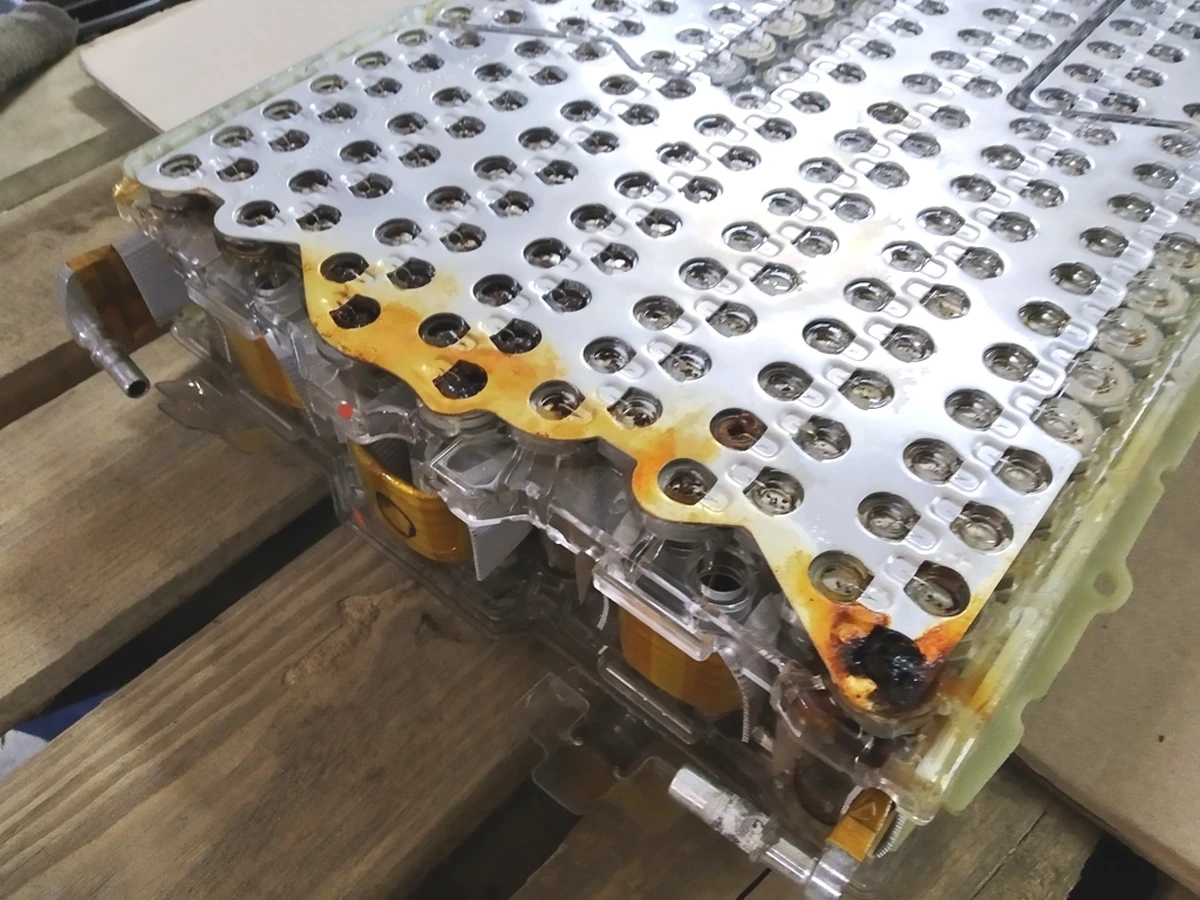 Main battery module (large traces of oxidation) Tesla model S 1047040-00-A