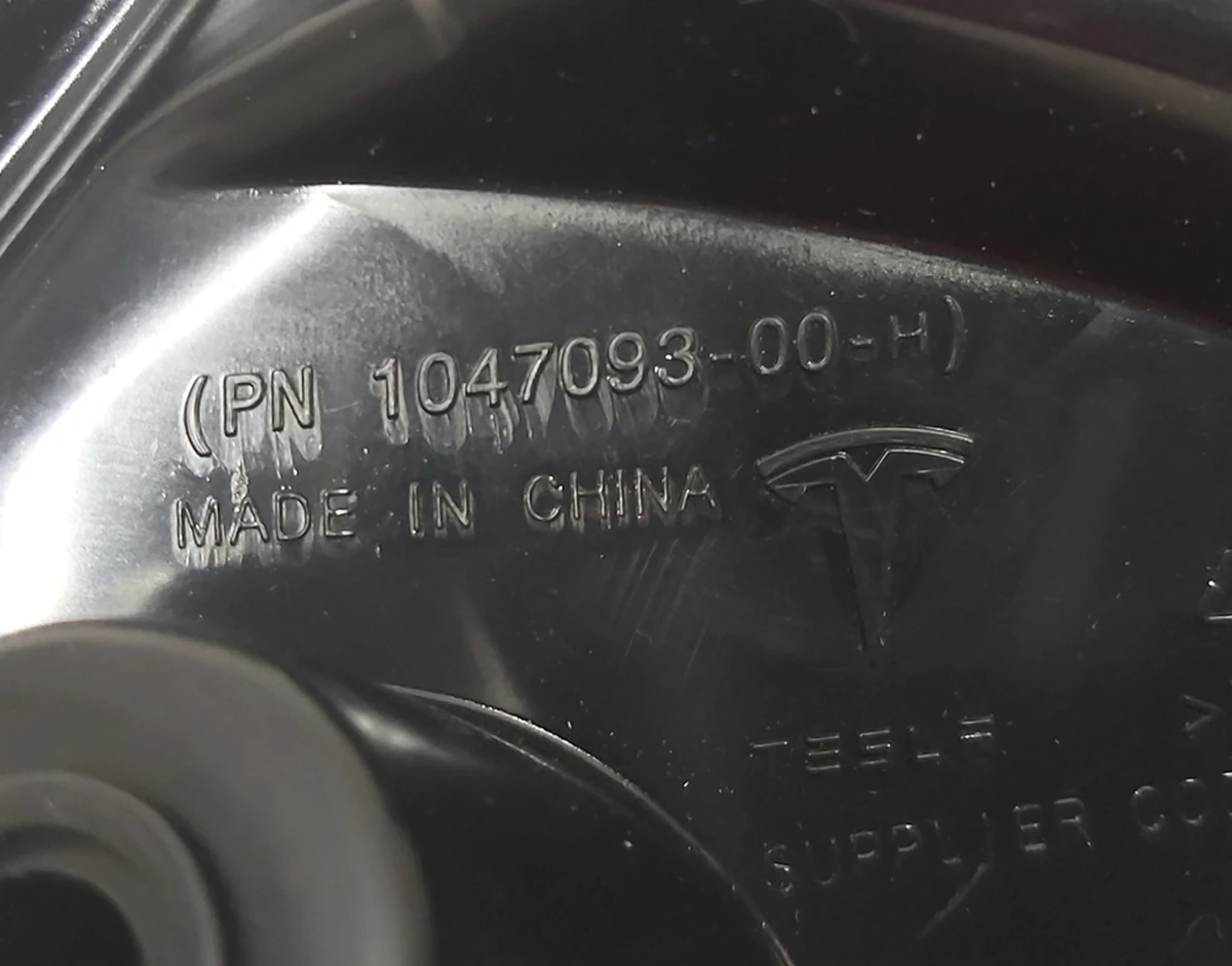 8 Направляюча бампера переднього права (черевик) NEW Tesla model X 1047093-00-H