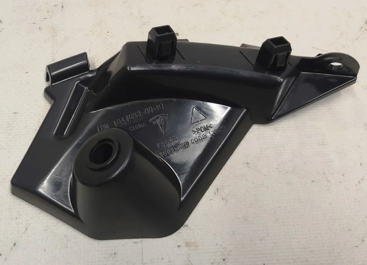 8 Направляюча бампера переднього права (черевик) NEW Tesla model X 1047093-00-H