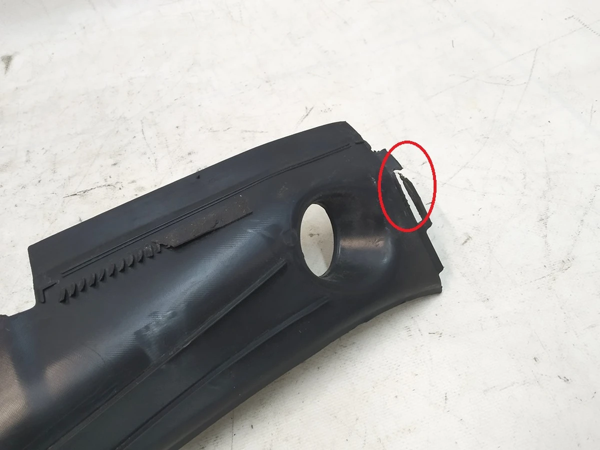 Облицювання отвору багажника ліва Tesla Model X 1047320-00-E