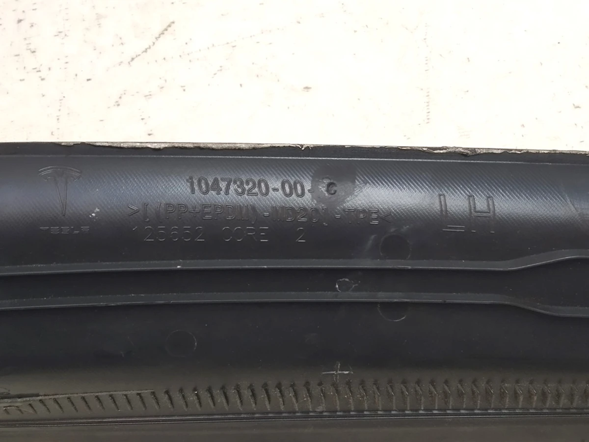 Облицювання отвору багажника ліва Tesla Model X 1047320-00-E