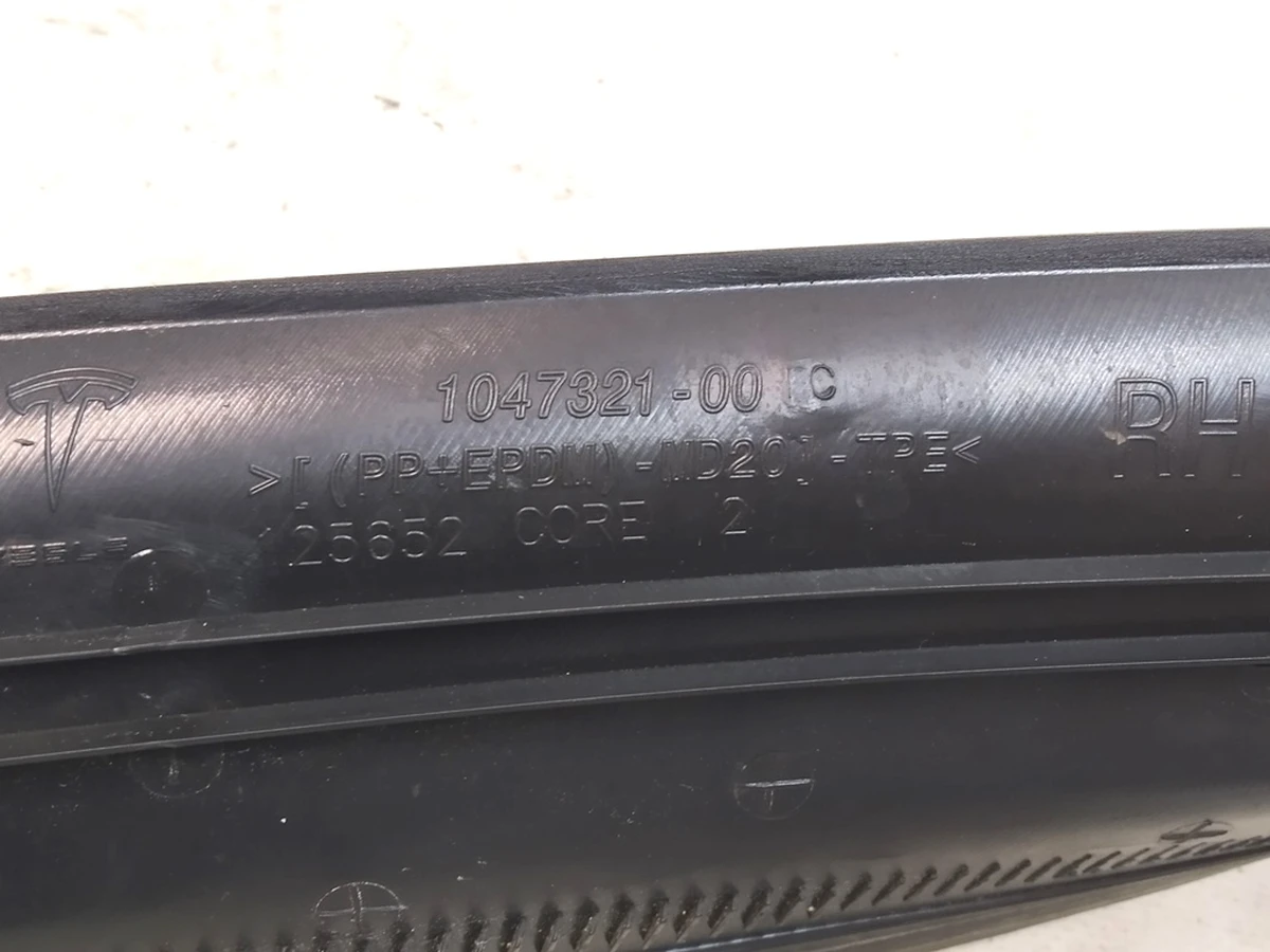 4 Assembly, liftgate trough trim, right hand second hand Tesla Model X 1047321-00-E