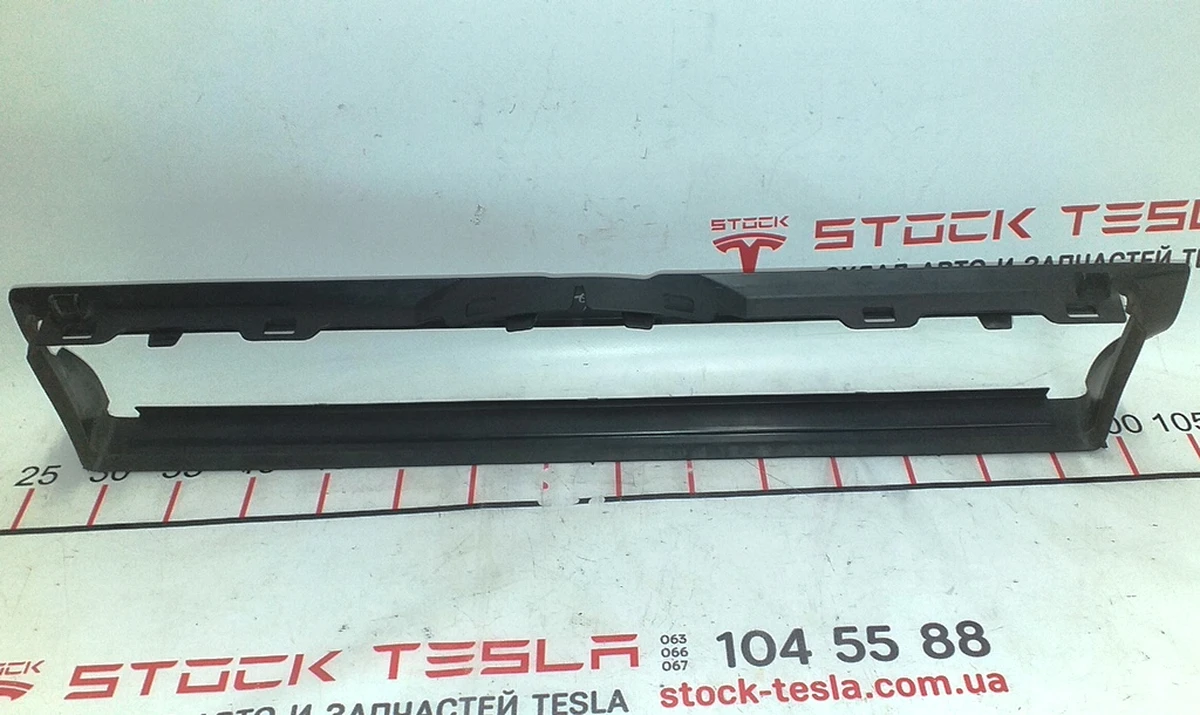 Накладка люверса центрального Tesla Model X 1047343-00-D