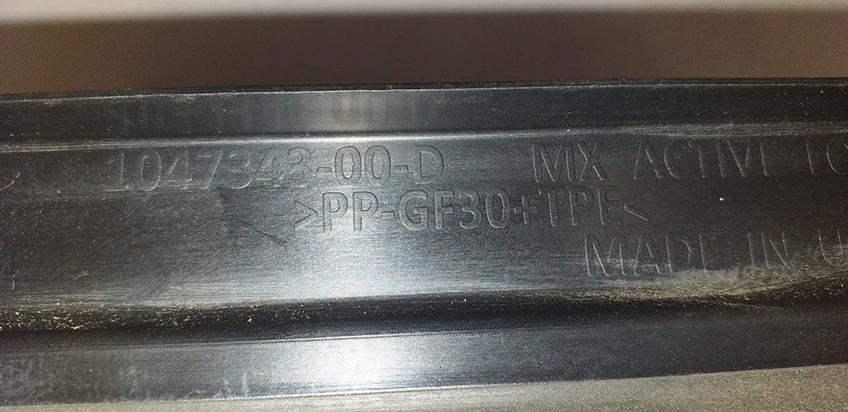 Накладка люверса центрального Tesla Model X 1047343-00-D