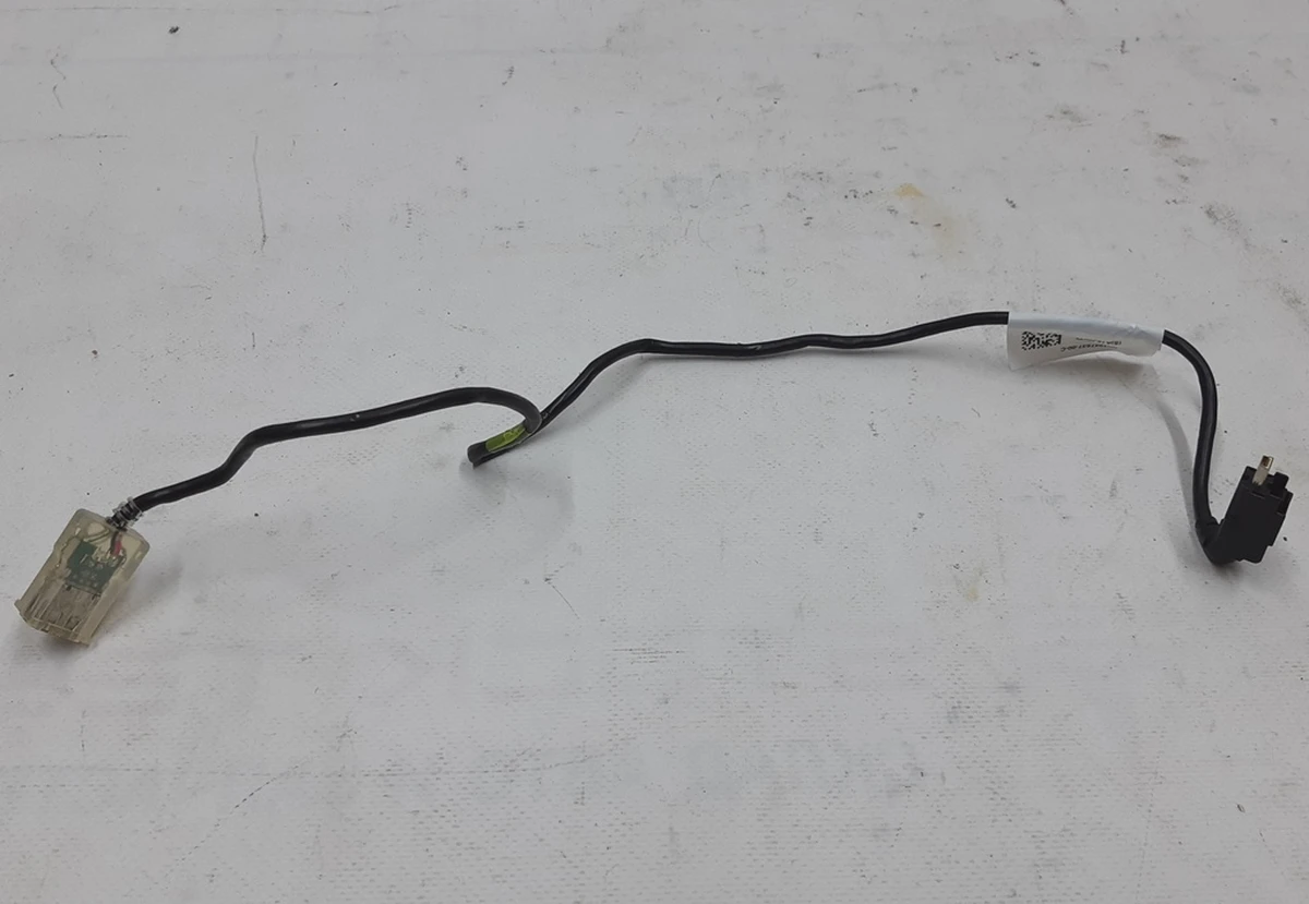 Кабель-подовжувач USB центральної консолі для 2-го ряду сидінь Tesla model X S REST 1047537-00-C