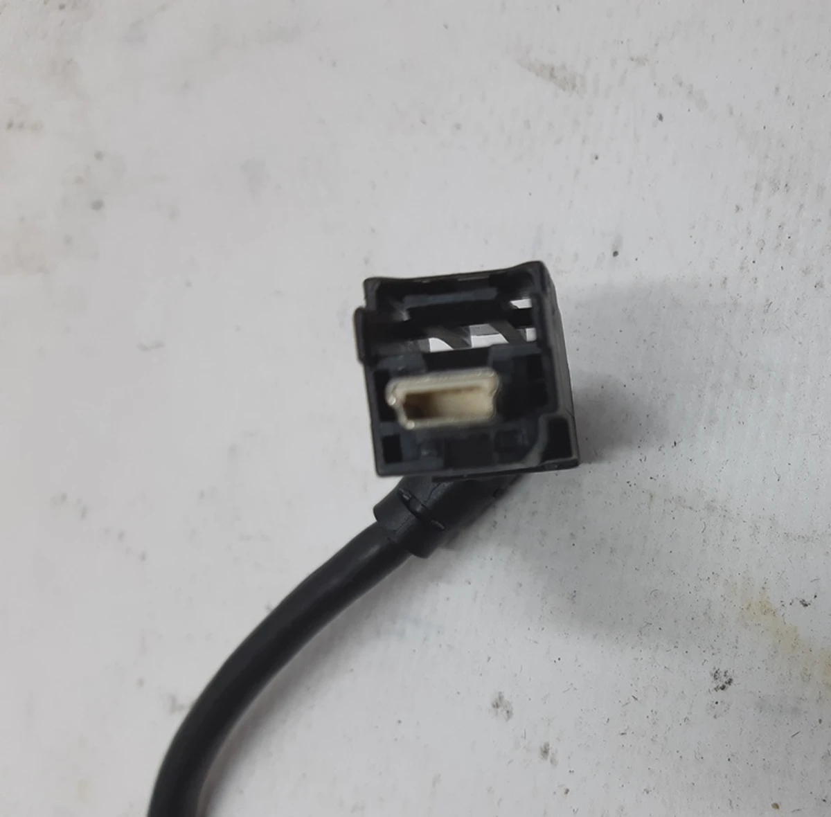 Кабель-подовжувач USB центральної консолі для 2-го ряду сидінь Tesla model X S REST 1047537-00-C