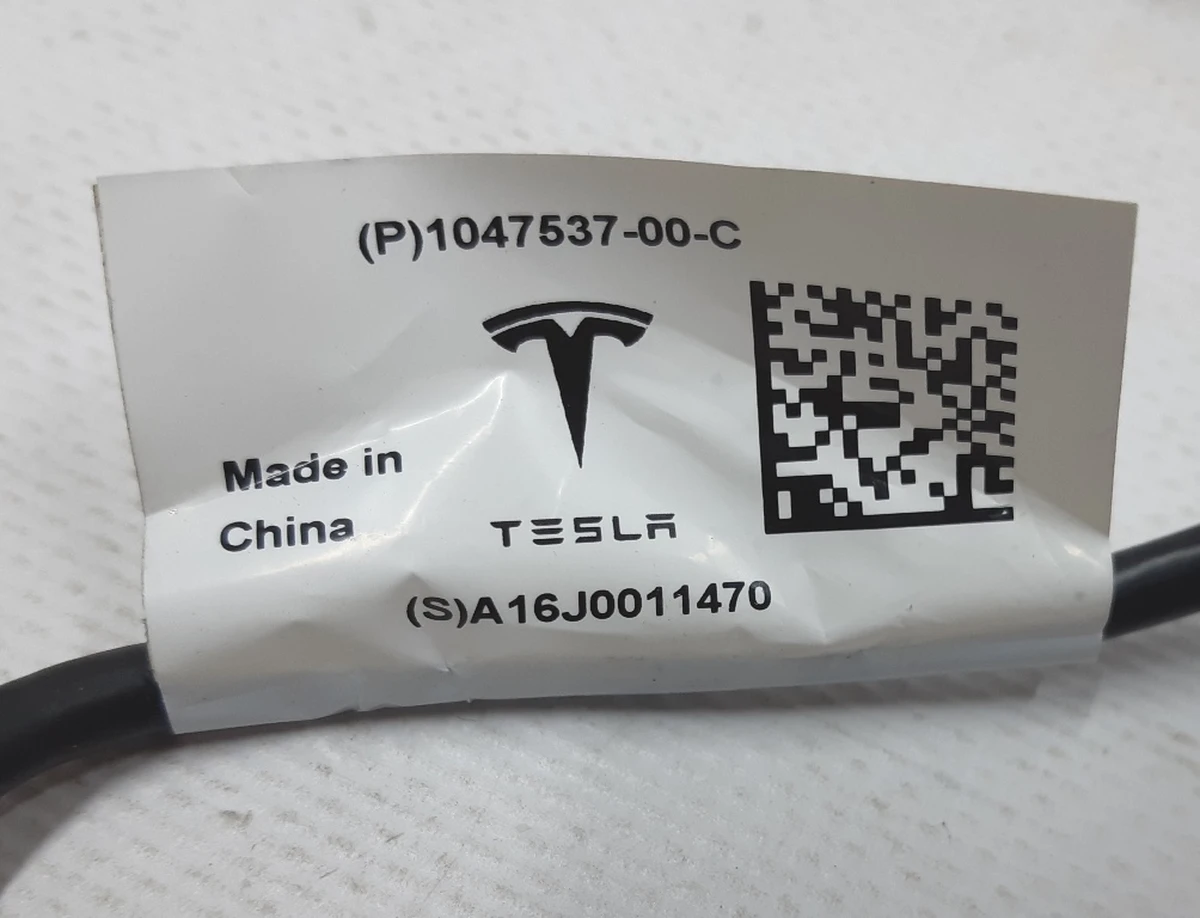 Кабель-подовжувач USB центральної консолі для 2-го ряду сидінь Tesla model X S REST 1047537-00-C